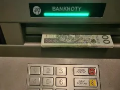 Rząd apeluje: wypłać gotówkę na 3 dni i schowaj w domu. Warszawa opisuje scenariusz, w którym karta, BLIK i bankomat mogą nie działać