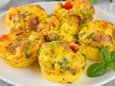 Weź jajka, mleko i odrobinę mąki. Tak przygotujesz muffiny na śniadanie