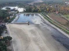 Ruszyły prace nad Zalewem Miejskim w Krasnobrodzie. Woda znika, a molo i pomosty przejdą modernizację