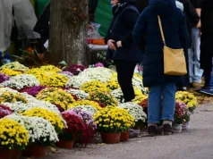 Na handlu przed cmentarzem w kilka dni można zarobić więcej niż przez miesiąc na etacie
