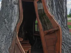 Wygląda jak domek Hobbita. W środku stolik, krzesło i okno. Aż trudno uwierzyć, gdzie go urządzono