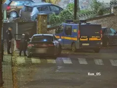 Tajemniczy postój na przejściu dla pieszych. Śpiący kierowca w Dodge’u miał w aucie arsenał i narkotyki