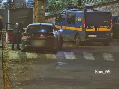 Spał za kierownicą Dodge’a w centrum Olsztyna. To, co znaleziono w aucie, sprowadziło śledczych