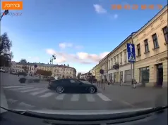 22-latek driftując BMW M4 potrącił staruszka. Może nawet obetną mu kieszonkowe