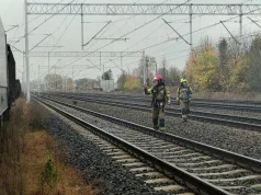 Pożar wagonu z siarką na stacji kolejowej w Kozubach. 10 zastępów straży pożarnej w akcji