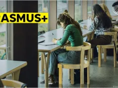 Europosłowie wzywają do uchwalenia budżetu programu Erasmus+ na lata 2028–2034 w wysokości 47,39 mld euro. Chcą też rozszerzyć program m.in. o nauczycieli