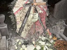 Podpalono grób 15-letniego kibica Polonii Warszawa. Spalił się szalik kibica wiszący na krzyżu
