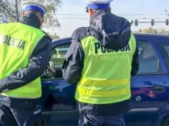 Światłami nie wolno ostrzegać, a aplikacją można. Policja tłumaczy różnicę