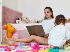 Rodzic pracuje zdalnie i zajmuje się dzieckiem. Tak wolno? Przepisy kodeksu pracy są jasne