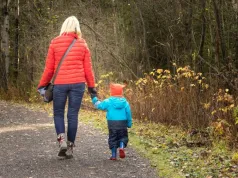 Teraz 800 plus warte jest mniej niż 500 zł. Rodzice tracą, a rząd nie planuje waloryzacji