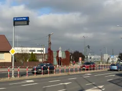 Pułapka przed szlabanem. Zepsuta tablica i przepełniony parking P+R Czerwone Maki