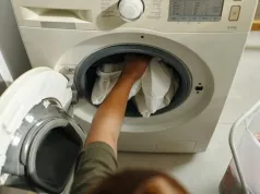 Nie ignoruj tej jednej klapki w pralce. To właśnie ona pomaga oszczędzać na praniu