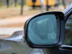Dlaczego lusterka boczne mają pionową linię? Tak wpływają na widoczność podczas jazdy