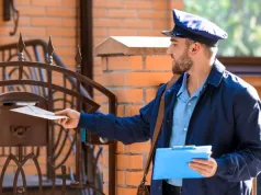 Gazetki i ulotki skłaniają do zakupów częściej niż reklamy online. Są nowe dane