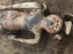 Ma 1500 lat i trzyma tajemniczy przedmiot. Niezwykłe odkrycie w Japonii