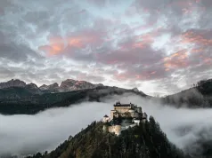 Zamek jak z filmu fantasy wyłania się z morza chmur. Jego historia sięga niemal tysiąca lat