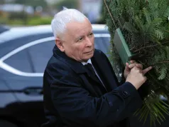 Zakaz, przeprosiny i 30 tys. złotych. Sąd o wieńcach Komosy pod pomnikiem smoleńskim