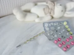 To ja zostaję z chorym dzieckiem. Dane ZUS pokazują, jak rzadko robią tak ojcowie