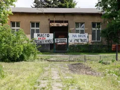 Spółka demoluje świetlicę na osiedlu Maltańskim. Policja poddusza protestujących, okna wymontowane, 19 osób wylegitymowanych, spór o budynek wciąż w sądzie