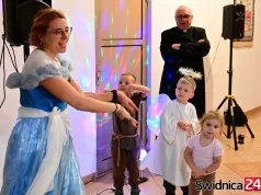 Zabawa w strojach świętych. „Fajna alternatywa dla Halloween”