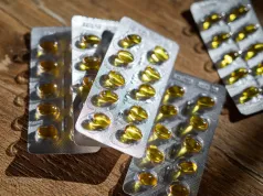 Polacy łykają garściami na odporność. W nadmiarze niszczą wątrobę i nerki