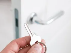 Zamek zacina się przy przekręcaniu klucza? Jest na to domowy patent