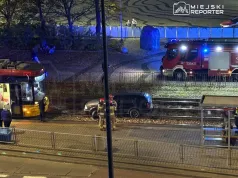 Pijany kierowca wjechał na tory tramwajowe i nie przyznaje się do kierowania pojazdem. Ruch jest zablokowany
