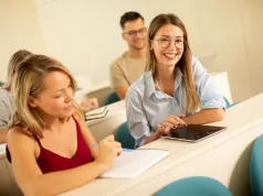 Twój pierwszy krok do pracy w biznesie lub HR. Jakie konkretne umiejętności dają studia licencjackie z psychologii?