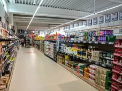 Jak otwarte sklepy 31 października i 2 listopada? Godziny otwarcia – Biedronka, Lidl, Auchan, Żabka i inne (29.10.2026)