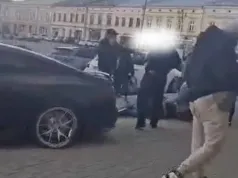Chwile po wypadku w Nowym Sączu. Ludzie pomagali rannemu, kierowca chodził wokół BMW