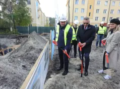 Gdy w ratuszu padały gorzkie słowa pod adresem marszałka, ten ze swoimi stronnikami fotografował się z łopatą