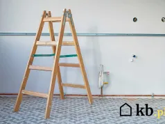 Wygląda na czystą, ale farba może się jej nie trzymać. Sprawdź ścianę przed remontem