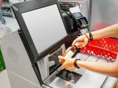 Alkohol i kasy samoobsługowe. Nieletni wykorzystują bierność obsługi sklepów