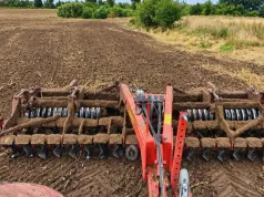 Maszyny rolnicze przed zimą. Tego błędu unikaj, bo przyspiesza korozję
