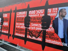 Powrót banerów do centrum Olsztyna. Wizerunki władz miasta, więzienne kraty i mocne hasła