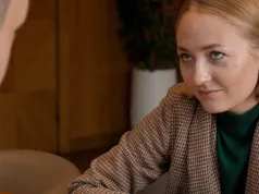 "Martwią się", a tak naprawdę "chcą kontrolować". 12 zdań, którymi manipulator owija wokół palca