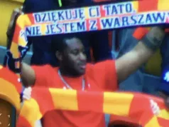 Czarnoskóry mężczyzna z szalikiem 'dziękuję ci tato, że nie jestem z Warszawy'
