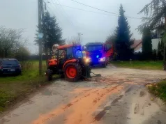 Ciągnik rolniczy zderzył się z oplem. Policja przypomina o zasadach bezpieczeństwa na drodze