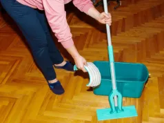 Jesienią myję podłogi tylko tym. Domowy płyn usuwa błoto i osad