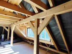 Słupy na poddaszu: przeszkoda w aranżacji czy ozdoba wnętrza?