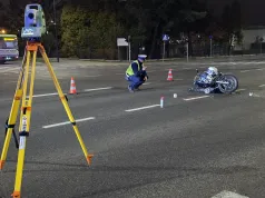 Zderzenie Audi z motocyklem na os. Pojezierze w Olsztynie. 61-latek trafił do szpitala
