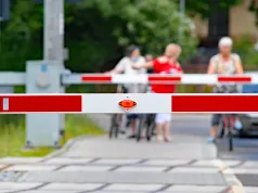 Listopadowe podróże pod znakiem bezpieczeństwa. Polskie Linie Kolejowe S.A. apelują o ostrożność na przejazdach
