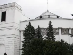 Zakaz małpek w Sejmie? Najpierw podwyżki cen, potem niepewny termin