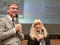 Pełna sala, wspólny stół i opowieści tworzące wspólnotę. Spotkanie wokół książki „Panewniki. Biografia miejsca” Krystiana Węgrzynka