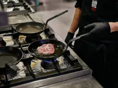 Teflon, żeliwo czy stal? Większość wybiera źle i później dziwi się, że jedzenie przywiera