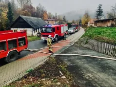 Pożar w Bieszczadach. Strażacy walczyli, by ogień nie objął całego budynku