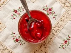 Wystarczy garść owoców i mąka ziemniaczana. Babcia robiła ten deser przez całą jesień