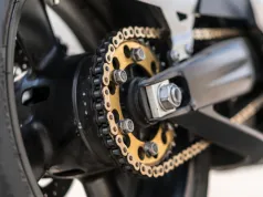 Jakie objawy luźnego łańcucha w motocyklu sygnalizują konieczność natychmiastowej regulacji napędu?