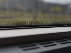Czarne kropki na szybie auta nie są dla ozdoby. To część fryty, o której mało kto słyszał