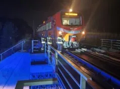 Tir nie zmieścił się pod wiaduktem kolejowym koło Zduńskiej Woli. Są opóźnienia pociągów
